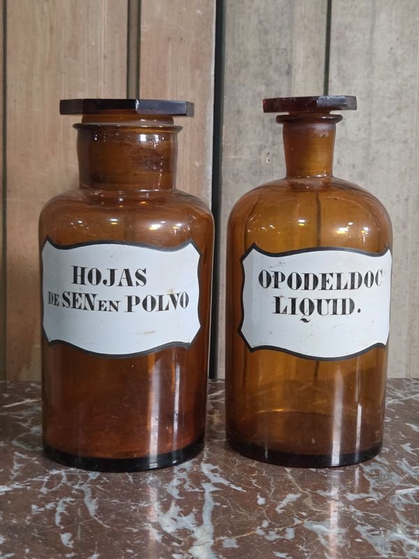 Par de Frascos de Farmacia Antiguos "Hojas de Sen en Polvo" y "Opodeldoch Liquid"