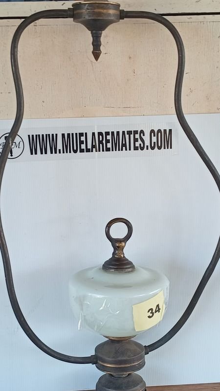 Lote anterior: Antiguo candelabro de metal con detalles ornamentales
