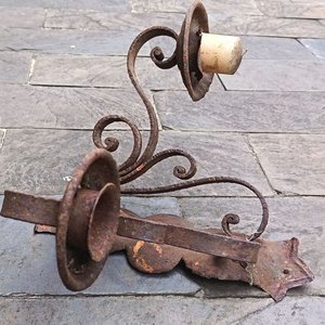 Antiguo Aplique de Pared de Hierro Forjado con Dos Velas y Batidor Manual - imagen 5