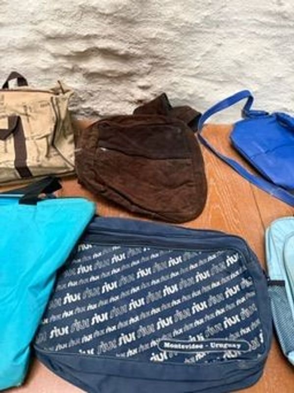 Gran lote de bolsos Benetton en diferentes tamaños y colores - imagen 3
