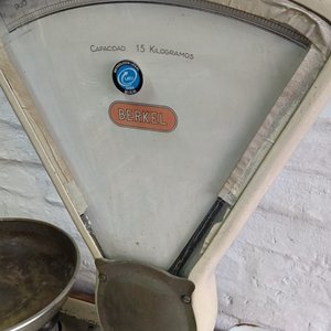 Balanza Mecánica Berkel con Cepo y 5 Pesas de Bronce y Hierro - imagen 5