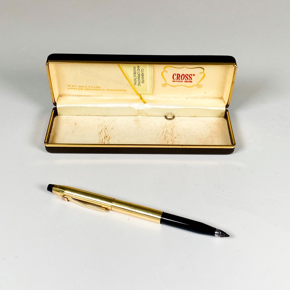 Lote siguiente: Lapicera birome Cross, con estuche - Pena de escritorio