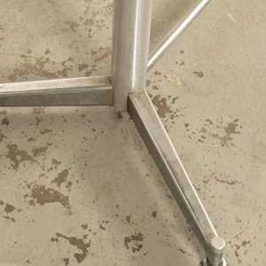 Mesa de Comedor Rectangular con Base Metálica Cromada y Tapa de Mármol - imagen 2