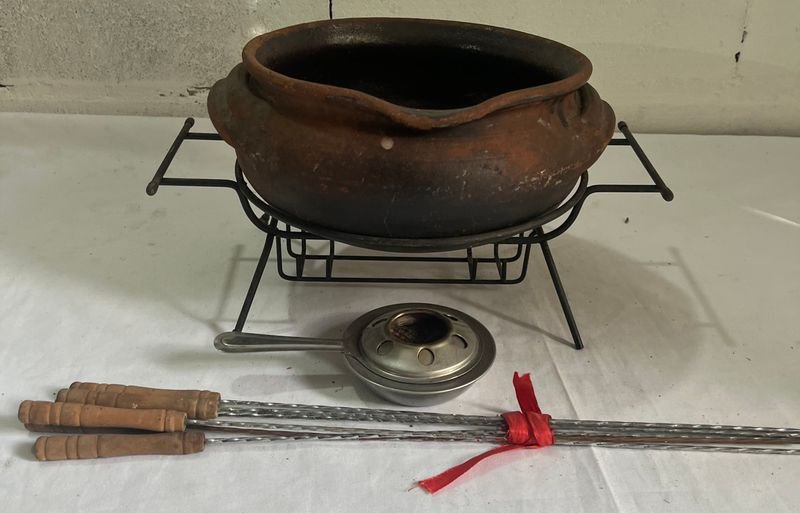 Olla Fondue Cerámica con Manija y Puntas de Metal - imagen 7