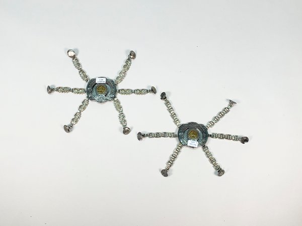 Lote siguiente: Dos rastras de metal decorativas con diseño de caballo