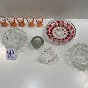 Lote de Cristalería: 3 Ceniceros, 5 Copitas Rosadas y 2 Adornos Pequeños - imagen 2