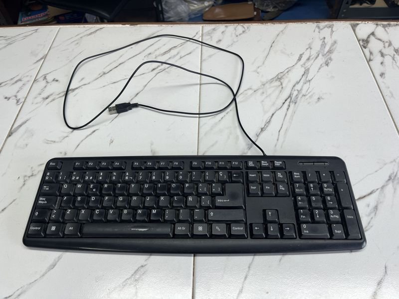 Teclado de Computadora Negro con Cable