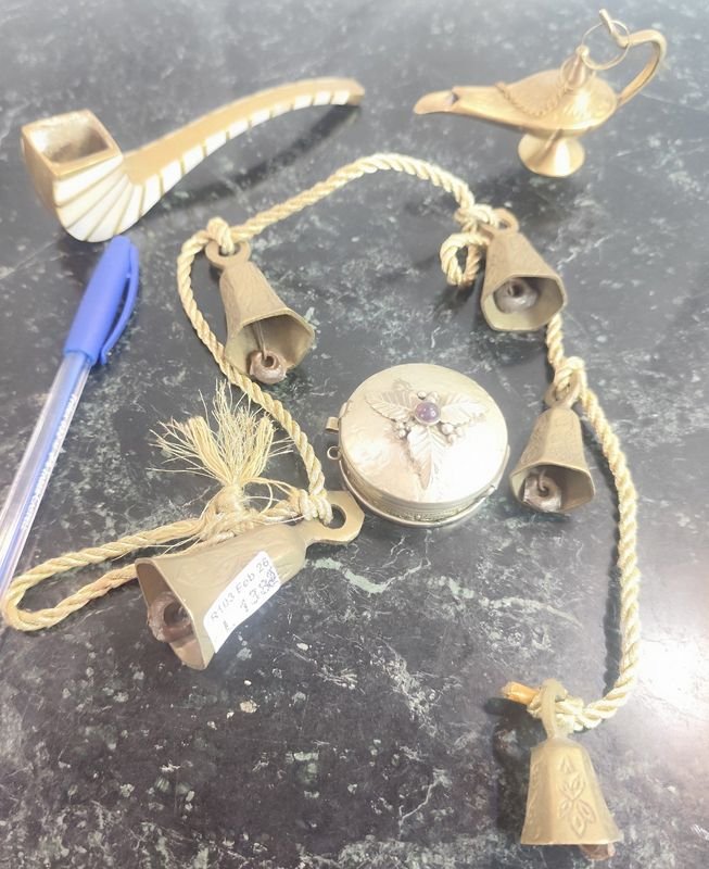 Lote siguiente: Lamparita de Aladino en bronce con accesorios