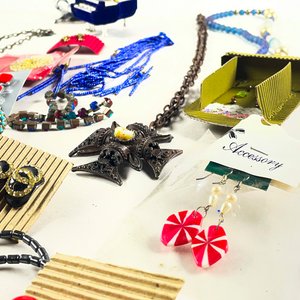 Lote de Bijouterie: Collares, Pulseras, Caravanas y Prendedores - imagen 5