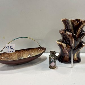 Lote siguiente: Florero de Cerámica Marrón y Canasta Decorativa Ovalada