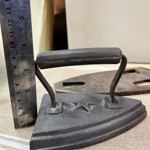 Lote de 2 Planchas Antiguas de Hierro Fundido con Base - imagen 7