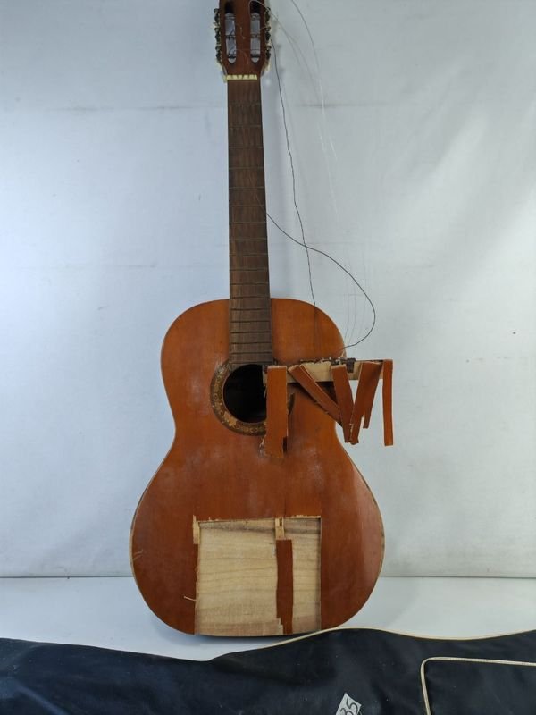 Lote anterior: Guitarra Acústica con Funda