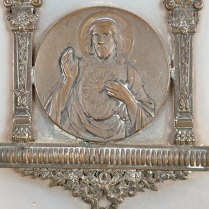 Dos Retablos Religiosos de Sobremesa en Metal y Mármol - imagen 9