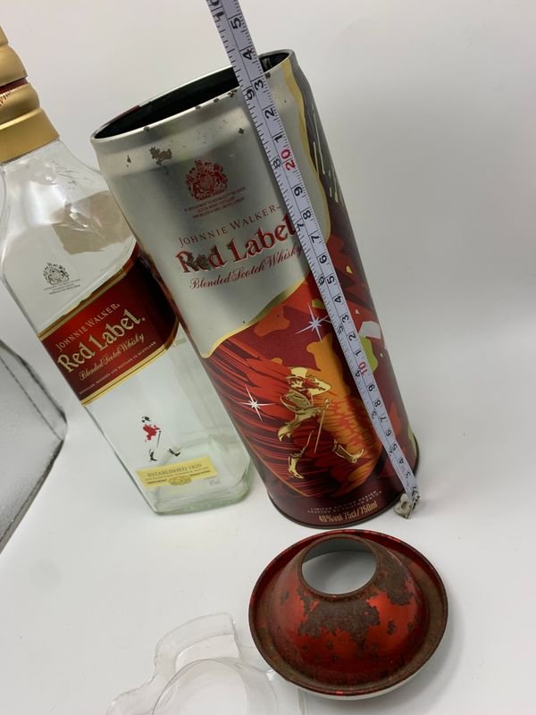 Lata de whisky Johnnie Walker con botella vacía - imagen 2