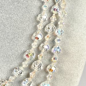 Collar de Cristal de Roca Tres Vueltas con Brillo Iridescente - imagen 3