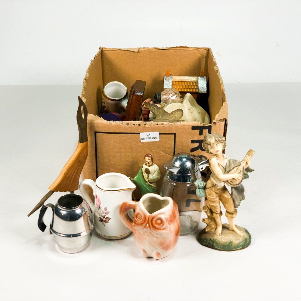 Lote siguiente: Colección de objetos decorativos y juguetes