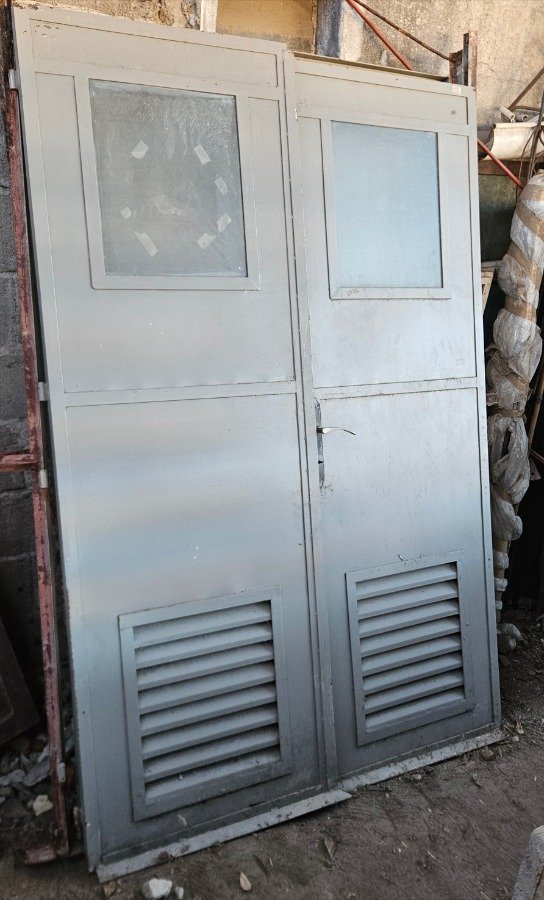 Puerta de hierro de 2 hojas con marco