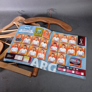 Nueve piezas: Album de FIFA Qatar 2022, éste está incompleto + 6 Perchas de madera para niño + Dos perchas en buen estado. - imagen 5
