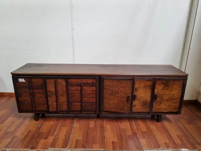 Aparador Bajo Moderno de Madera con Cajones y Puertas