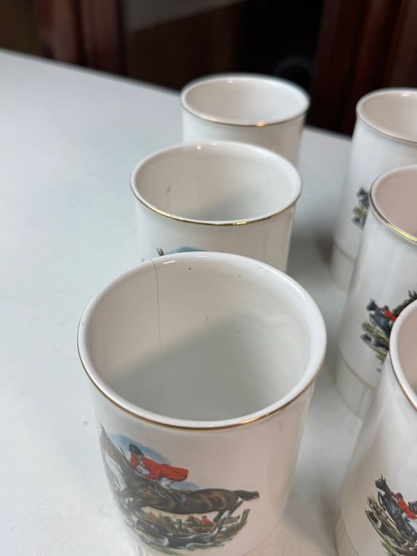Juego en loza motivo cacería. Jarra, 6 vasos y centro con pié. - imagen 4