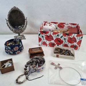 Lote siguiente: L 480 - Lote Variado - Importante lote variado con espejo antiguo estilo Art Nouveau y surtido de bijouterie, incluyendo collares, pulseras y anillos