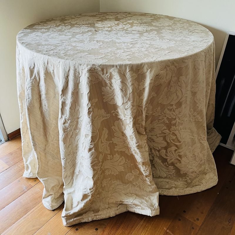 Lote anterior: Mesa de vestir con mantel de brocato