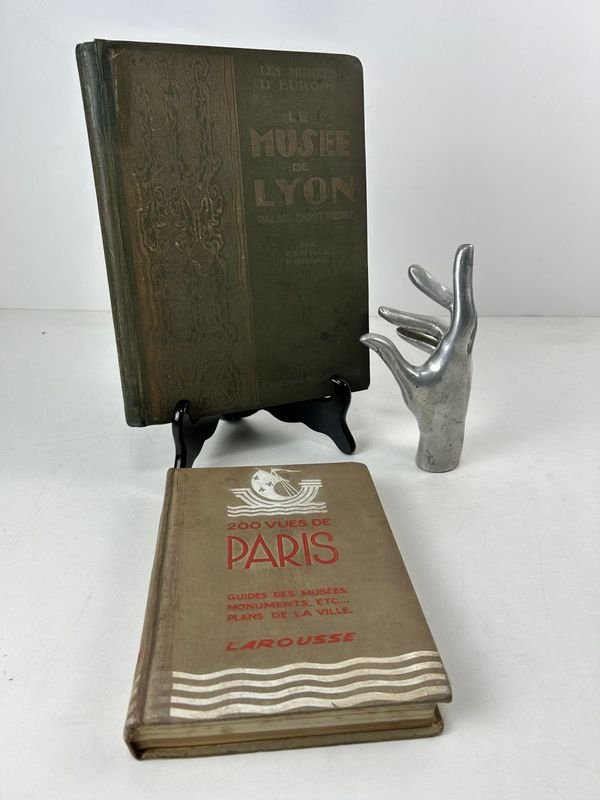 Lote anterior: Dos guías de viaje ilustradas de Lyon y París