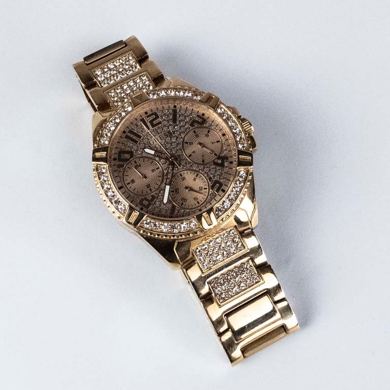 Lote siguiente: Reloj Guess de Oro con Diamantes