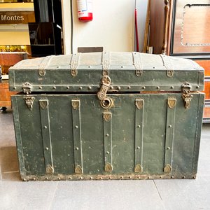 Baúl Antiguo de Chapa con Interior Compartimentado y Cajones - imagen 1