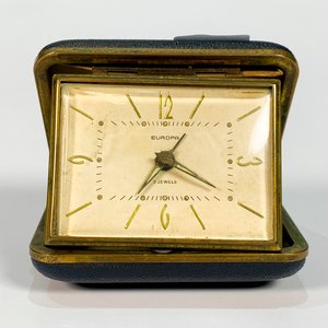 Reloj de Viaje Europa Rectangular Blanco Dorado con Estuche Negro - imagen 2