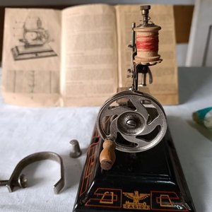 Máquina de Coser Juguete Vintage Casige Alemana con Caja y Manual - imagen 4