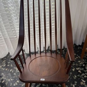 Silla Mecedora de Madera Estilo Clásico con Cojín Decorativo - imagen 3