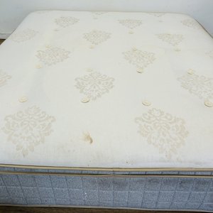 Lote anterior: Colchón King de Resortes 180x200x36cm