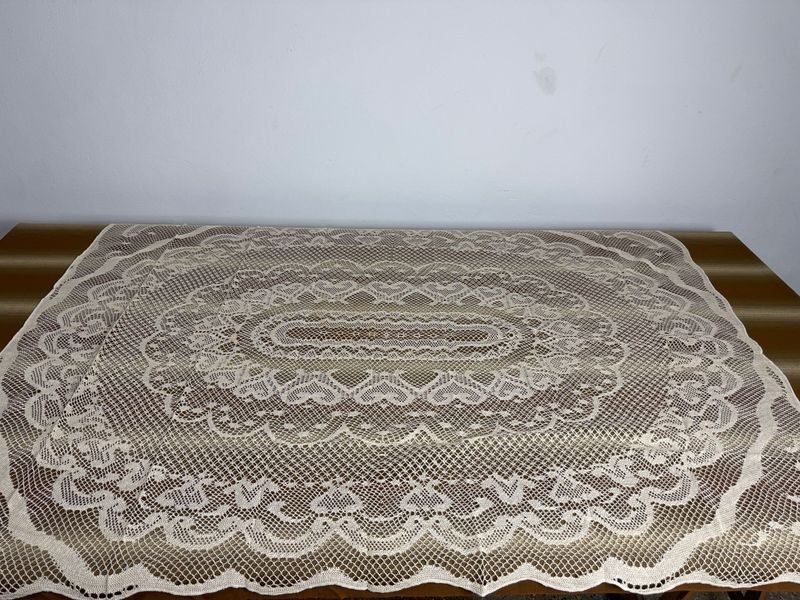 Lote anterior: Antiguo mantel en hilo calado para decoración