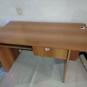 Escritorio de madera con espacio para teclado, cajón y torre - imagen 7