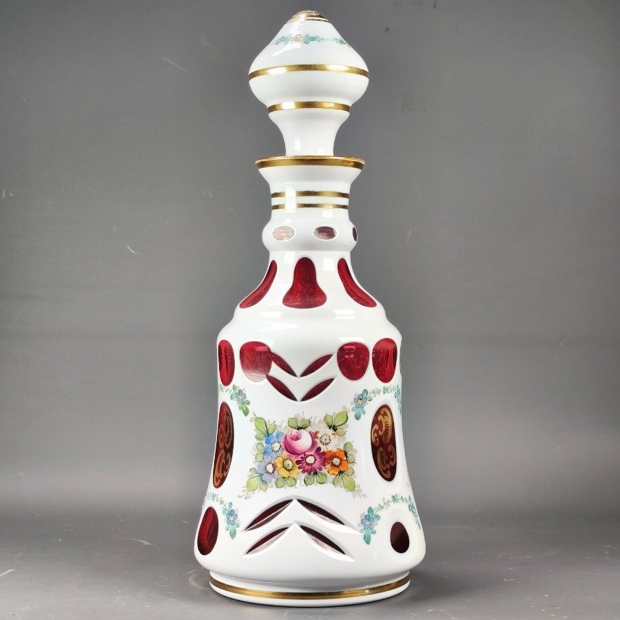 Lote anterior: Botellón de cristal de Bohemia esmaltado con diseños tallados y florales pintados a mano