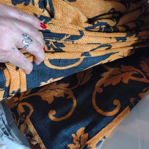 12 Caminos de Mesa Naranja con Diseño Floral Negro - imagen 3