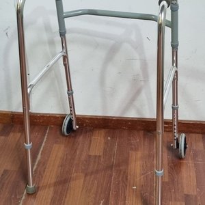 Andador Ortopédico Plegable de Metal Cromado con Ruedas Frontales - imagen 3