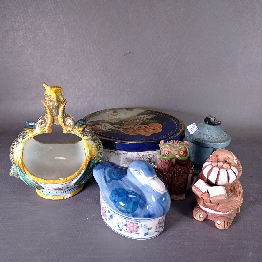 Colección de objetos de cerámica y metal