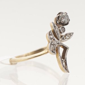 Anillo de Oro 18k con Brillante y Diamantes - imagen 2