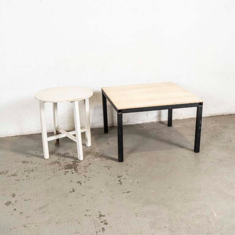 Lote siguiente: Mesitas bajas de madera y metal