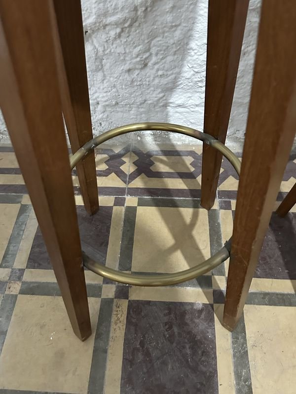 Barra de madera con butacas y estanterías - imagen 17