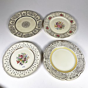 Lote siguiente: Cuatro Platos de Loza Inglesa "Cresta" y "Wood's Ivory Ware" con Decoración Floral y Bordes Dorados