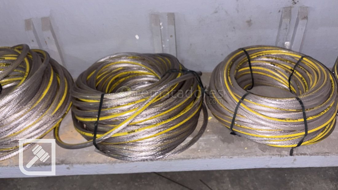 Rollo de Cable Eléctrico Grueso con Tiras Amarillas