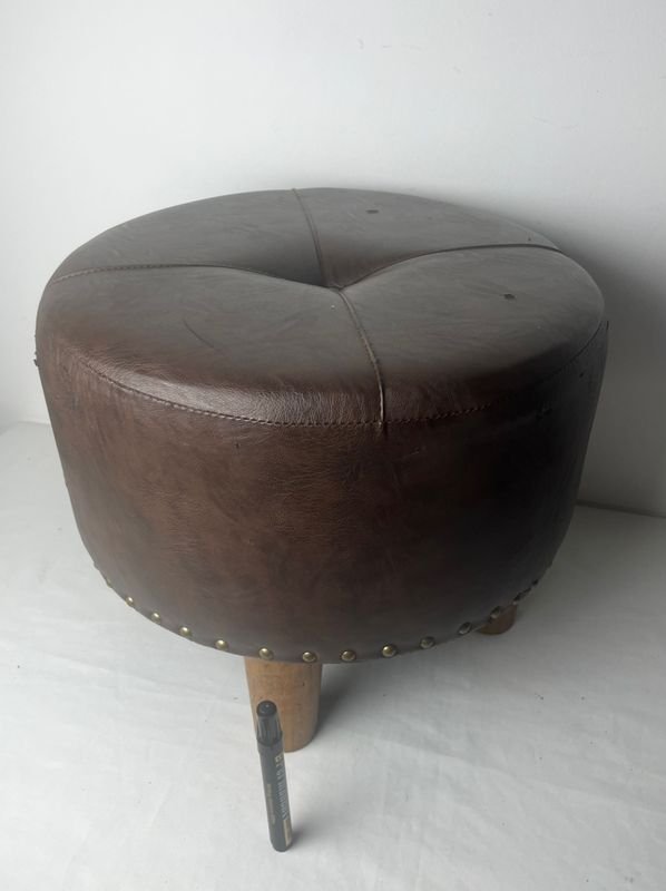 Silla de cuero con patas de madera - imagen 10