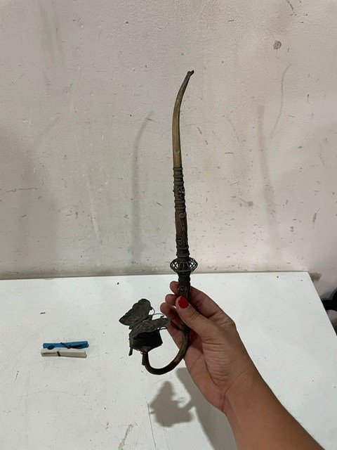 Lote siguiente: Pipa de opio antigua, accesorios y decoración
