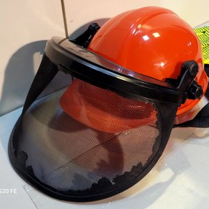 Casco de Seguridad Naranja con Protección Facial, Orejeras y Guantes Verdes - imagen 3