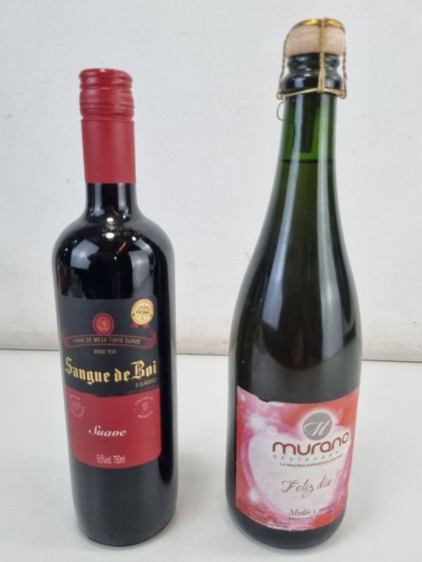 Lote siguiente: Botellas de vino y etiquetas