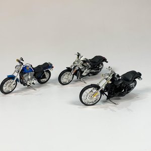 Lote anterior: Maquetas Maisto Harley Davidson: Sportster 1200 Azul, Night Train Negra y Street Rod Negra (2006)