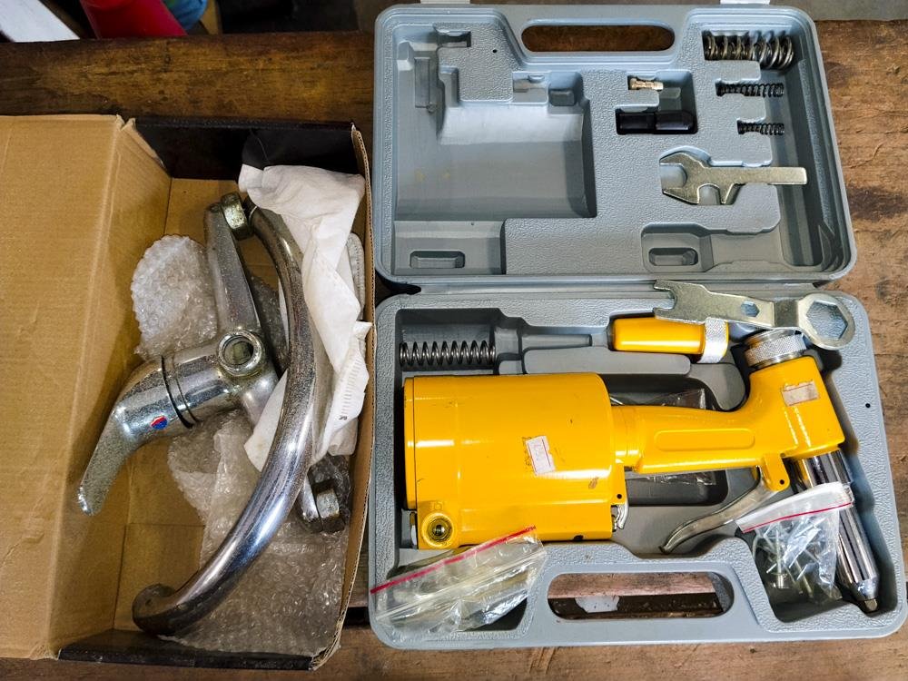 Grifería Monocomando y Remachadora Neumática Profesional